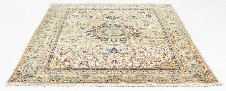 Rug, old Täbris, circa 290 x 194 cm.