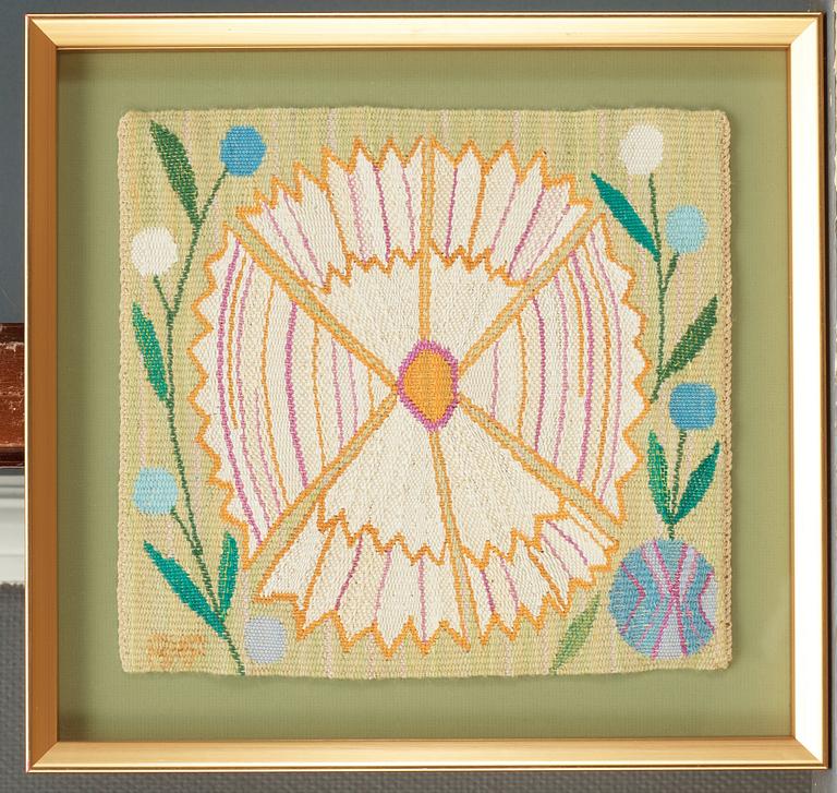 TEXTILES, 1 pair. "Vit blomma" och "Gul blomma med bi". Tapestry weave (gobelängvariant). 28 x 30,5 and 28 x 30 cm.