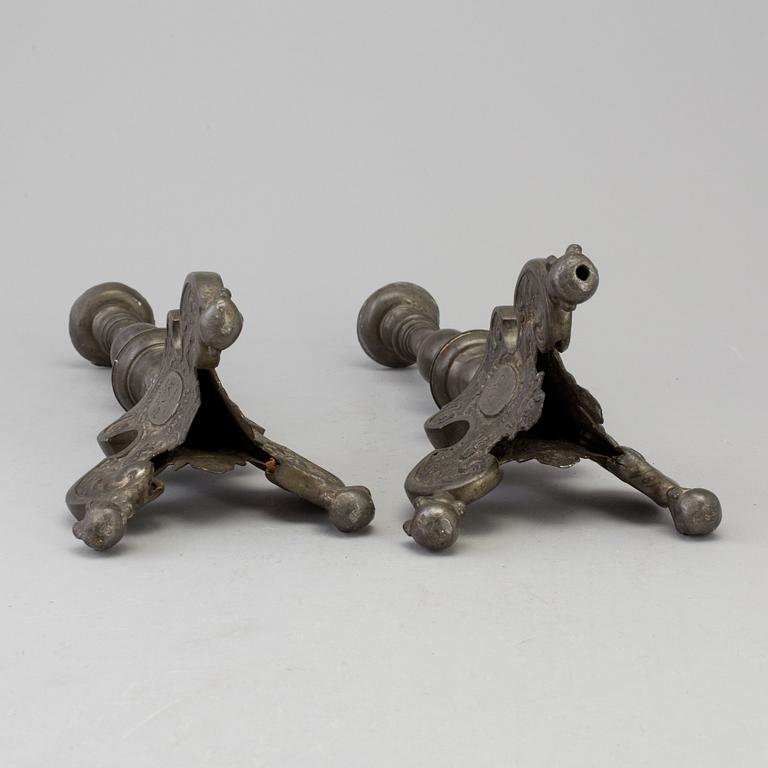 LJUSSTAKAR, ett par, tenn, daterade 1684.