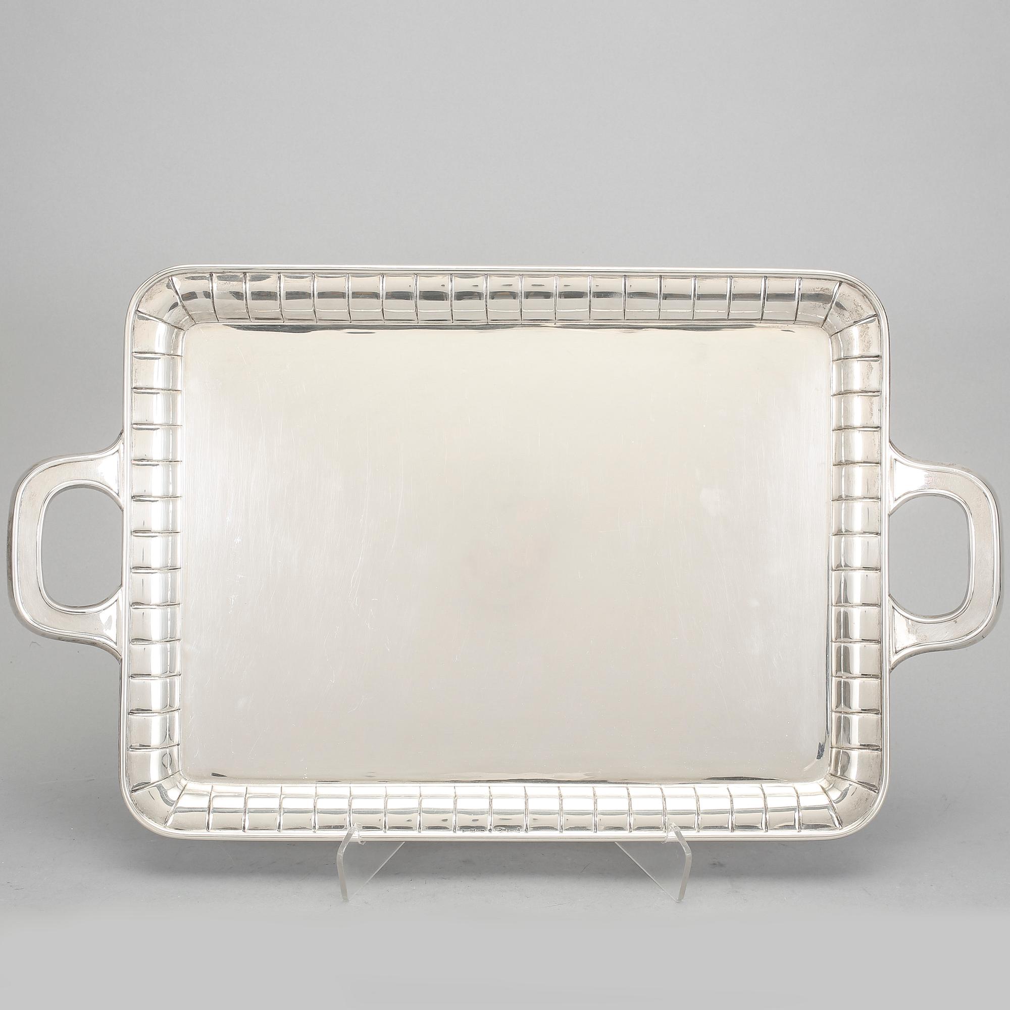 BRICKA, silver, oidentifierade stämplar, 1900-talets andra hälft. Vikt ca 1710g.