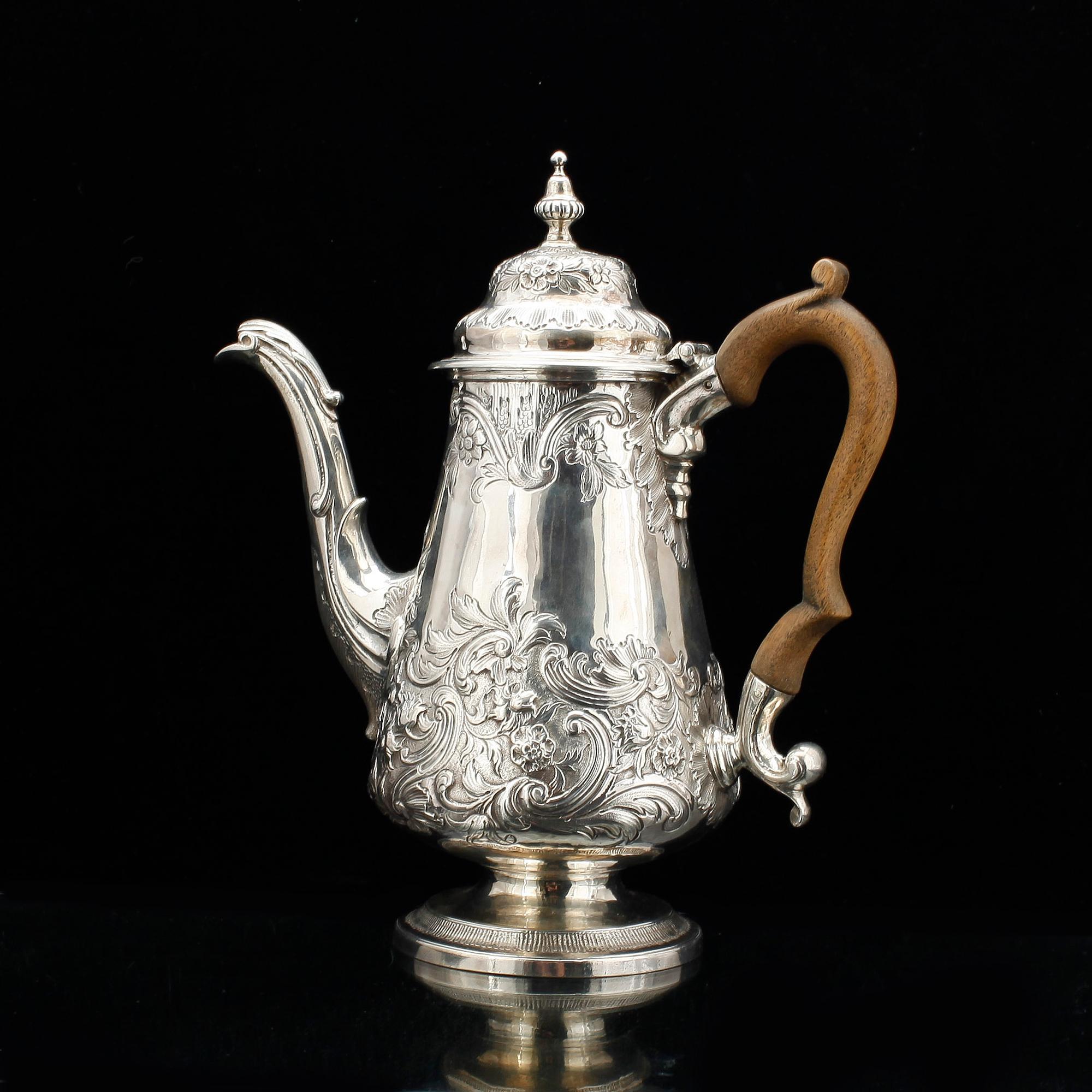 KAFFEKANNA, silver, London 1781. Vikt ca 772 gram.