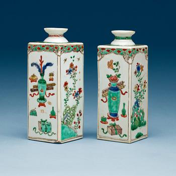FLASKOR, två stycken, porslin. Qing dynastin, Kangxi (1662-1722).
