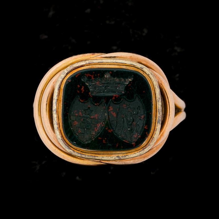 VAPENRING, 18 k guld med blodsten. Vikt ca 4,5 g.