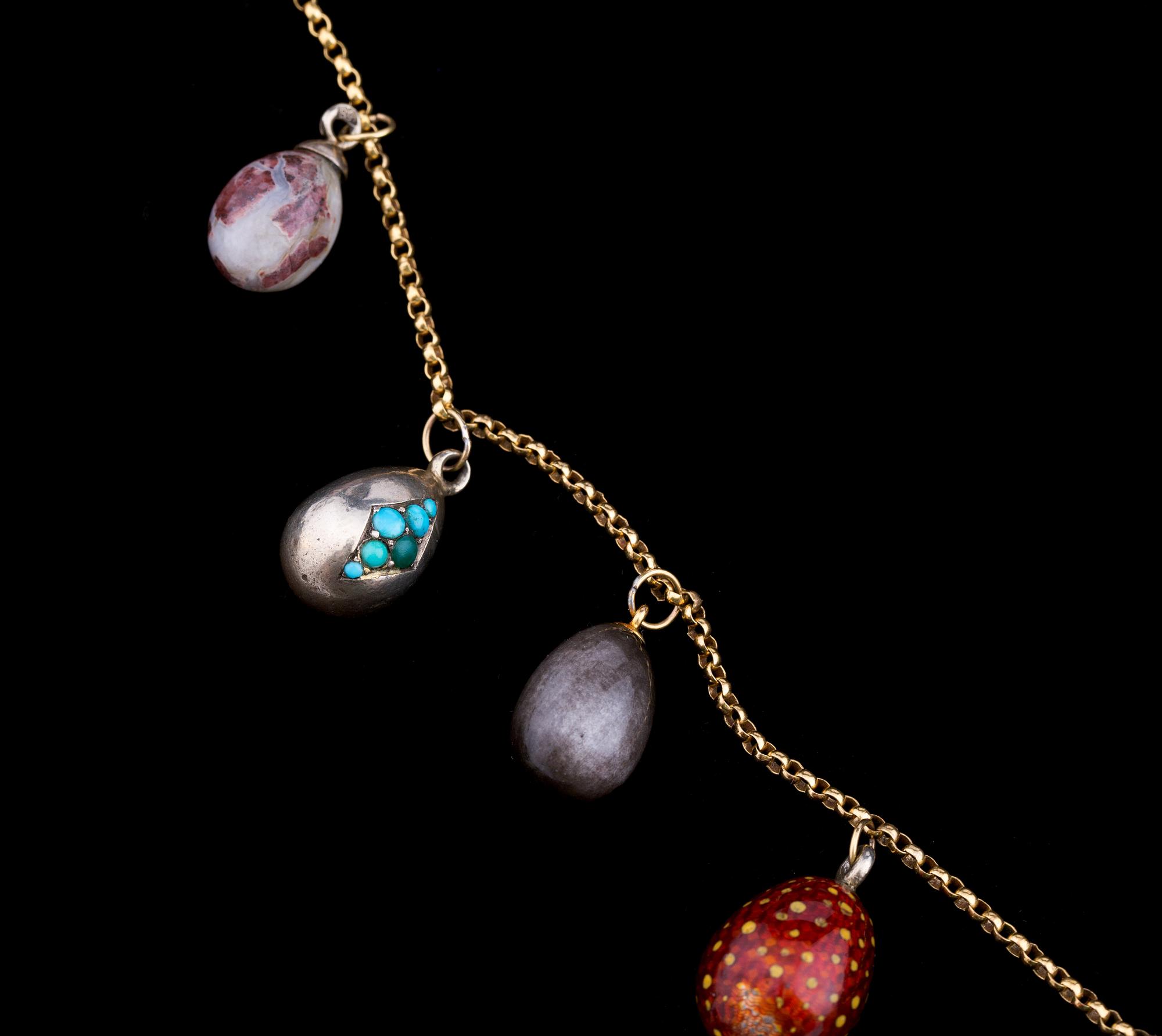 HALSBAND, metall med ägg berlocker, 18 st.