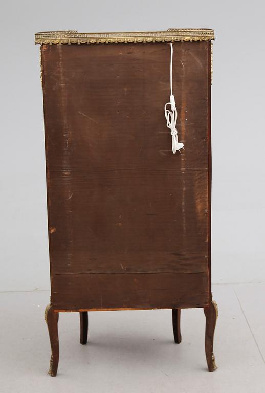 VITRINSKÅP, Louis Seizestil, 1900-talets första hälft.