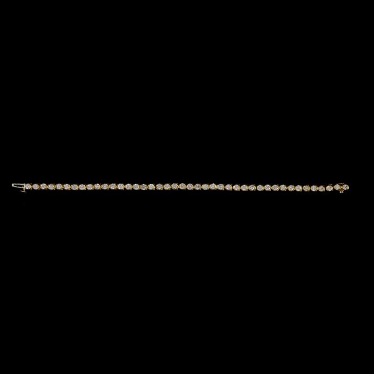 ARMBAND, 18k guld med briljantslipade diamanter tot ca 3,78ct. Vikt ca 12,7 gram.