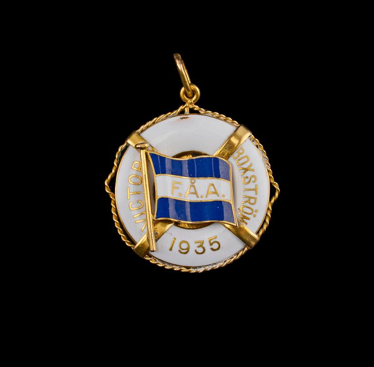 JETONG, 18K guld, emalj. A. Tillander 1935. Vikt 13,2 g.