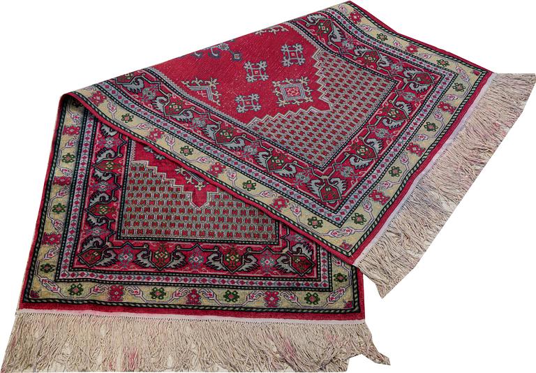 A rug, Oriental silk, ca 141 x 70 cm.