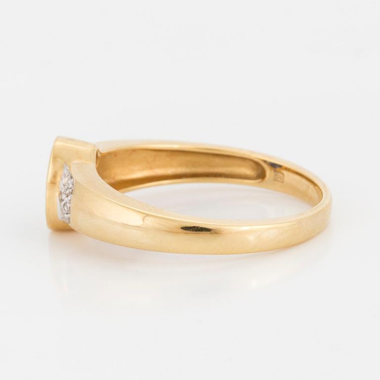 Ring, 18 carat yellow gold, sapphire and diamonds.