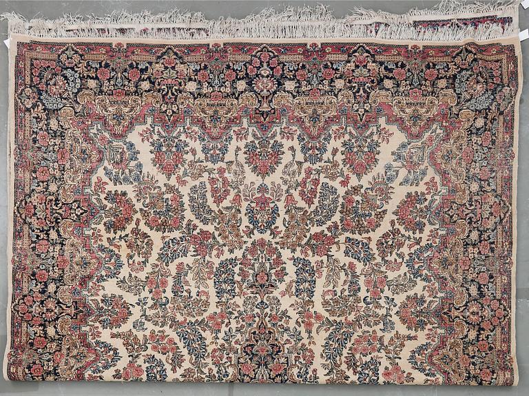 MATTA, old/semiantik Kirman. Ca 372x280 cm.