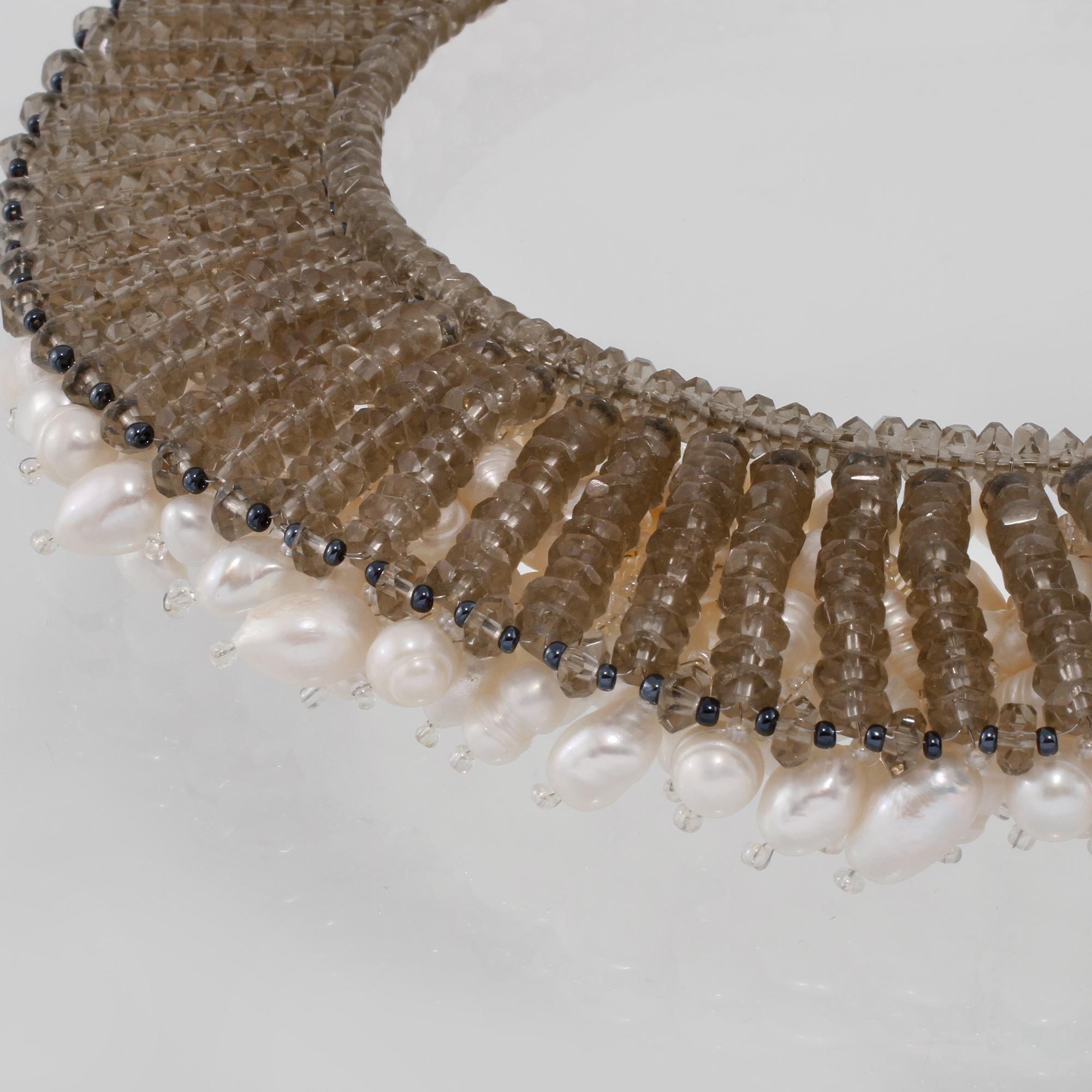 COLLIER, odlade barocka sötvattenspärlor samt fasettslipade olikfärgade glaskulor, lås i vitmetall.