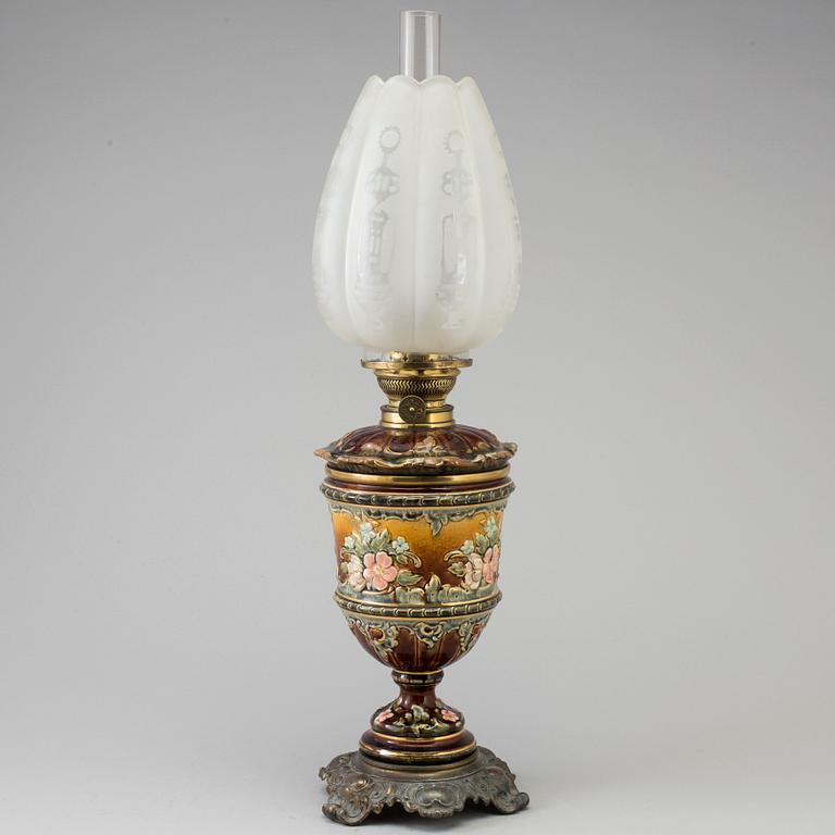 FOTOGENLAMPA, majolika, omkring 1900.
