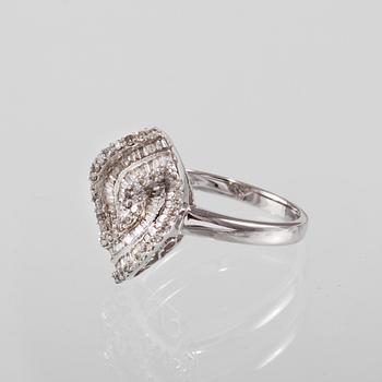 RING, 18k vitguld med briljant och baguettslipade diamanter, 0.41 ct. Vikt 3,0 g.