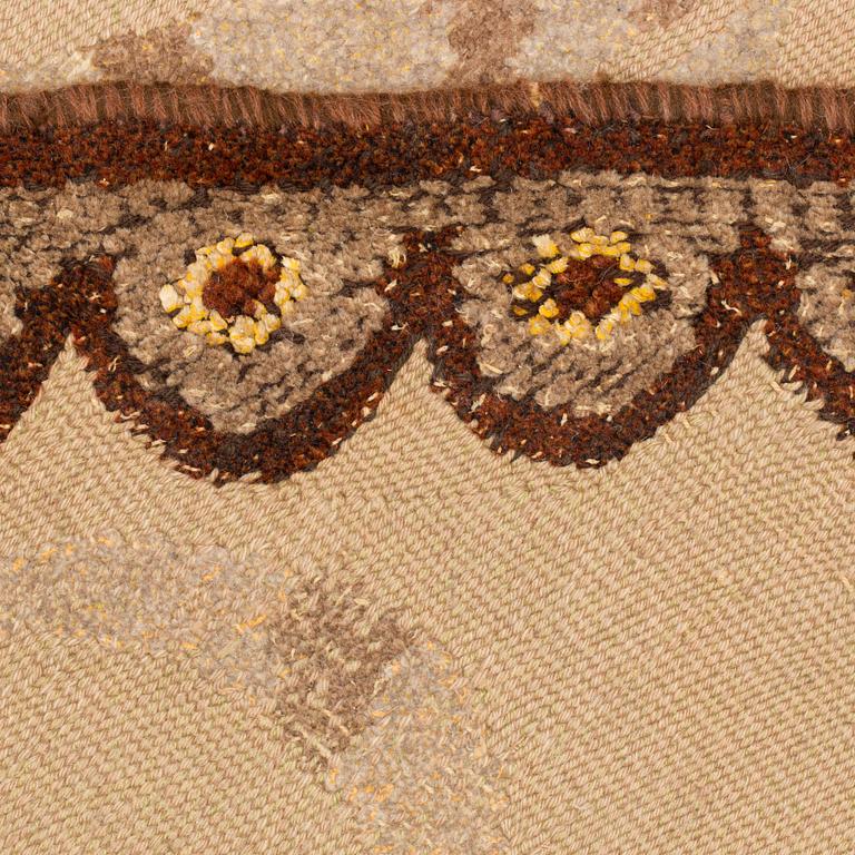 CARPET. "Duvhök". An oval shape. A variant of knotted pile in relief and tapestry weave. 285 x 243 cm.