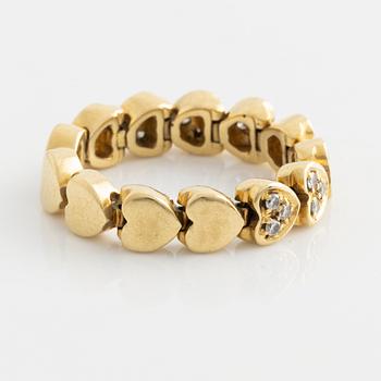 Ring in the shape of hearts with brilliant-cut diamonds.