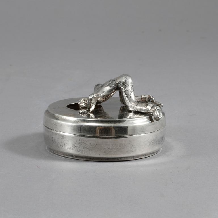 MANSCHETTKNAPPSASK, vitmetall, Widerholm & Dahlberg, 1900-talets andra hälft.