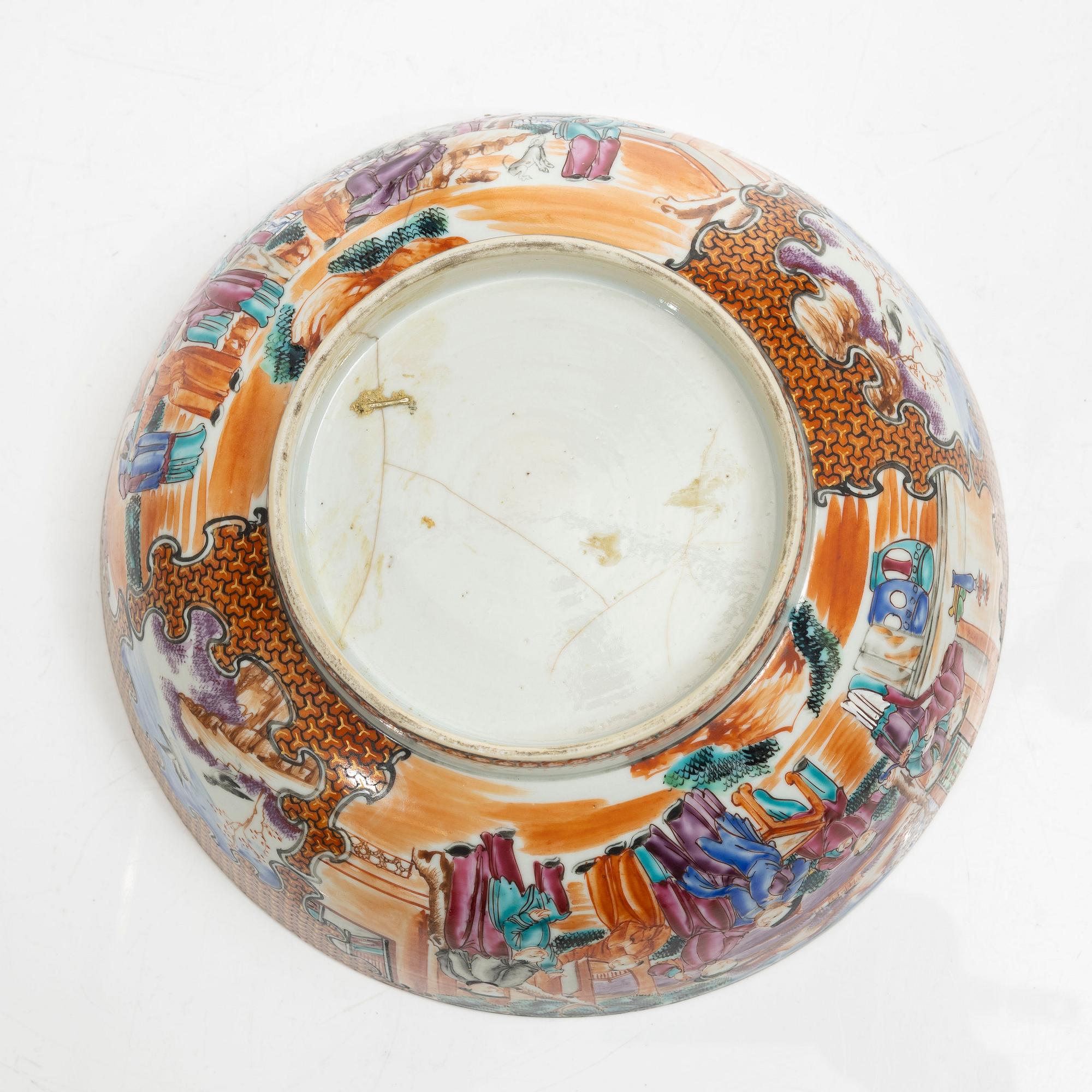 Bålskål, spilkum och bärtallrikar, ett par, porslin. Kina, Qingdynastin, 1700-tal.