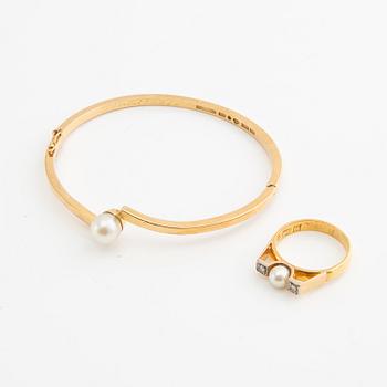 Bracelet and ring, 18k gold with pearls and brilliant-cut diamonds.