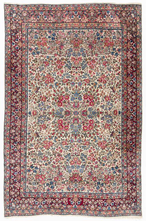 An Oriental carpet, c. 272 x 180 cm.