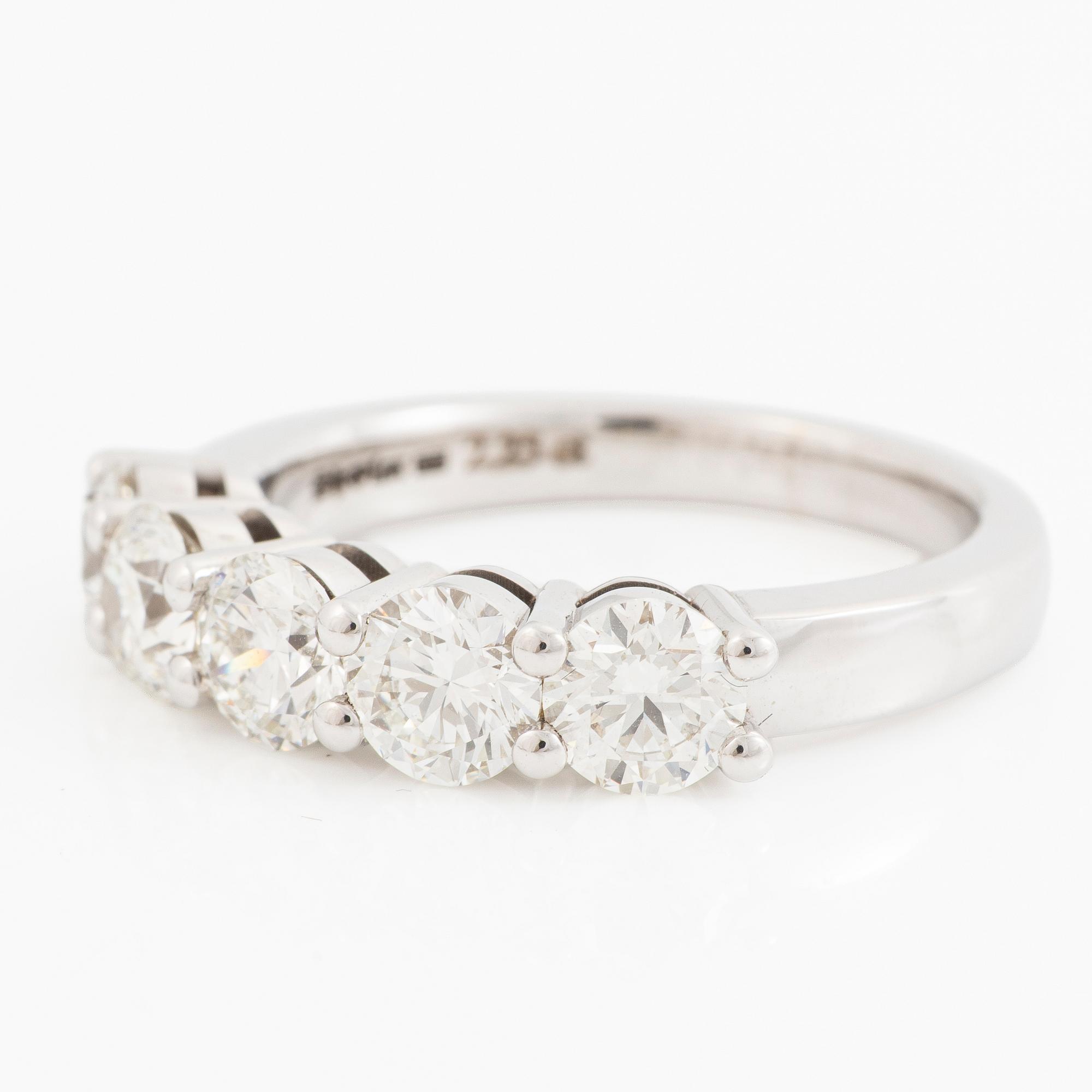 18K white gold half eternity ring with brilliant-cut diamonds.