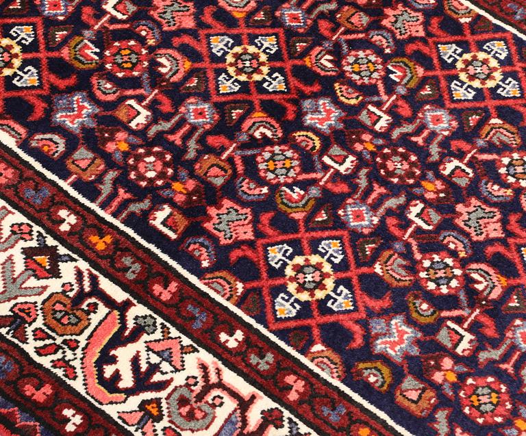 A Hamadan runner, approx. 400 x 110 cm.