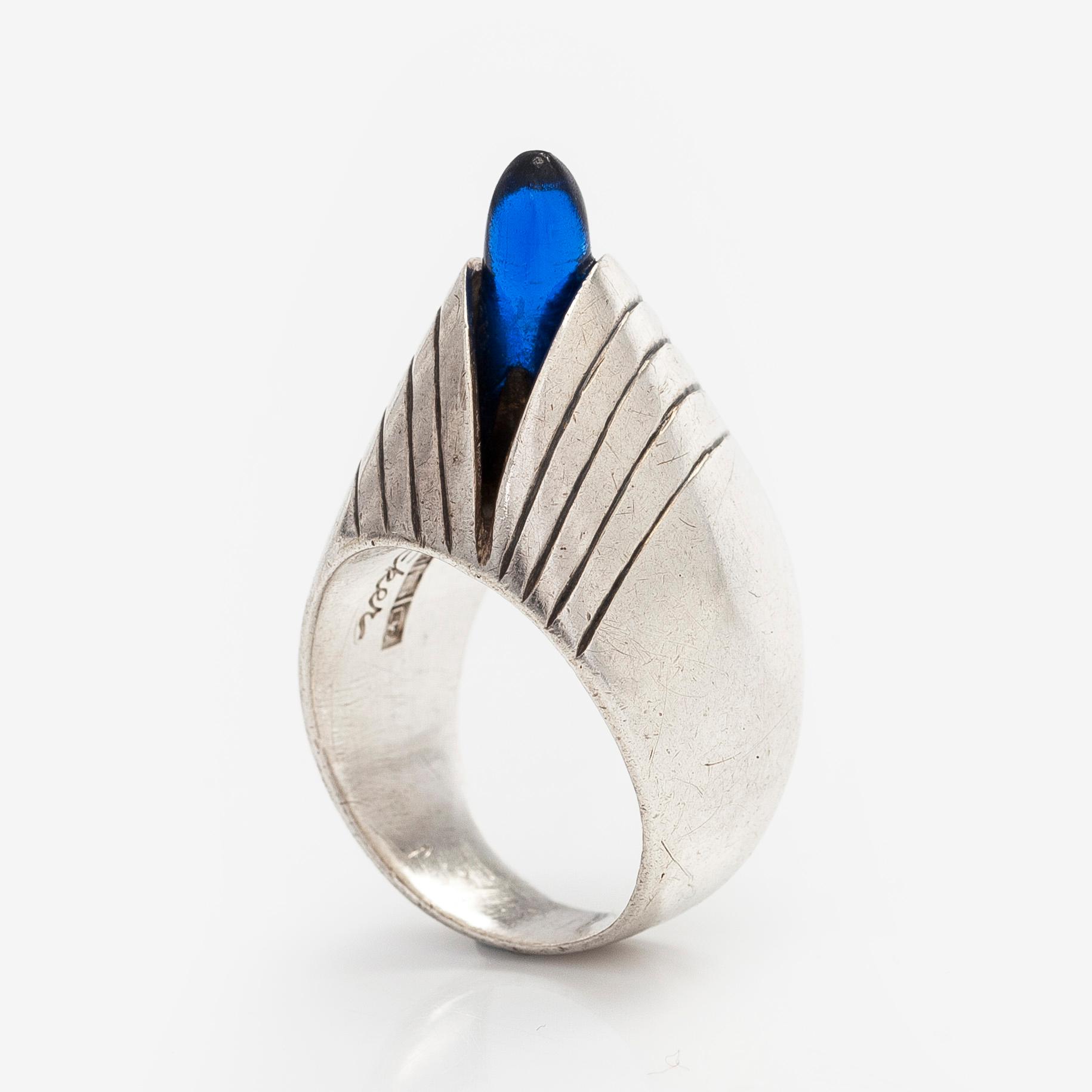 Anna-Greta Eker, ring, silver, syntetisk safir, Auran Kultaseppä Åbo 1958.