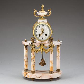 BORDSPENDYL, Louis XVI-stil. Frankrike, 1800-talets slut.