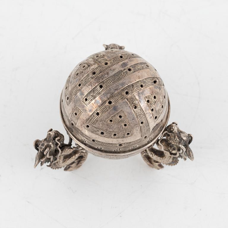 Saltströare, silver, Kina, omkring 1900.
