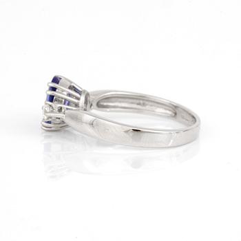 RING, 18K vitguld med tanzanit ca 1.58 ct och briljantslipade diamanter totalt ca 0.20 ct. Total vikt ca 4,50 gram.