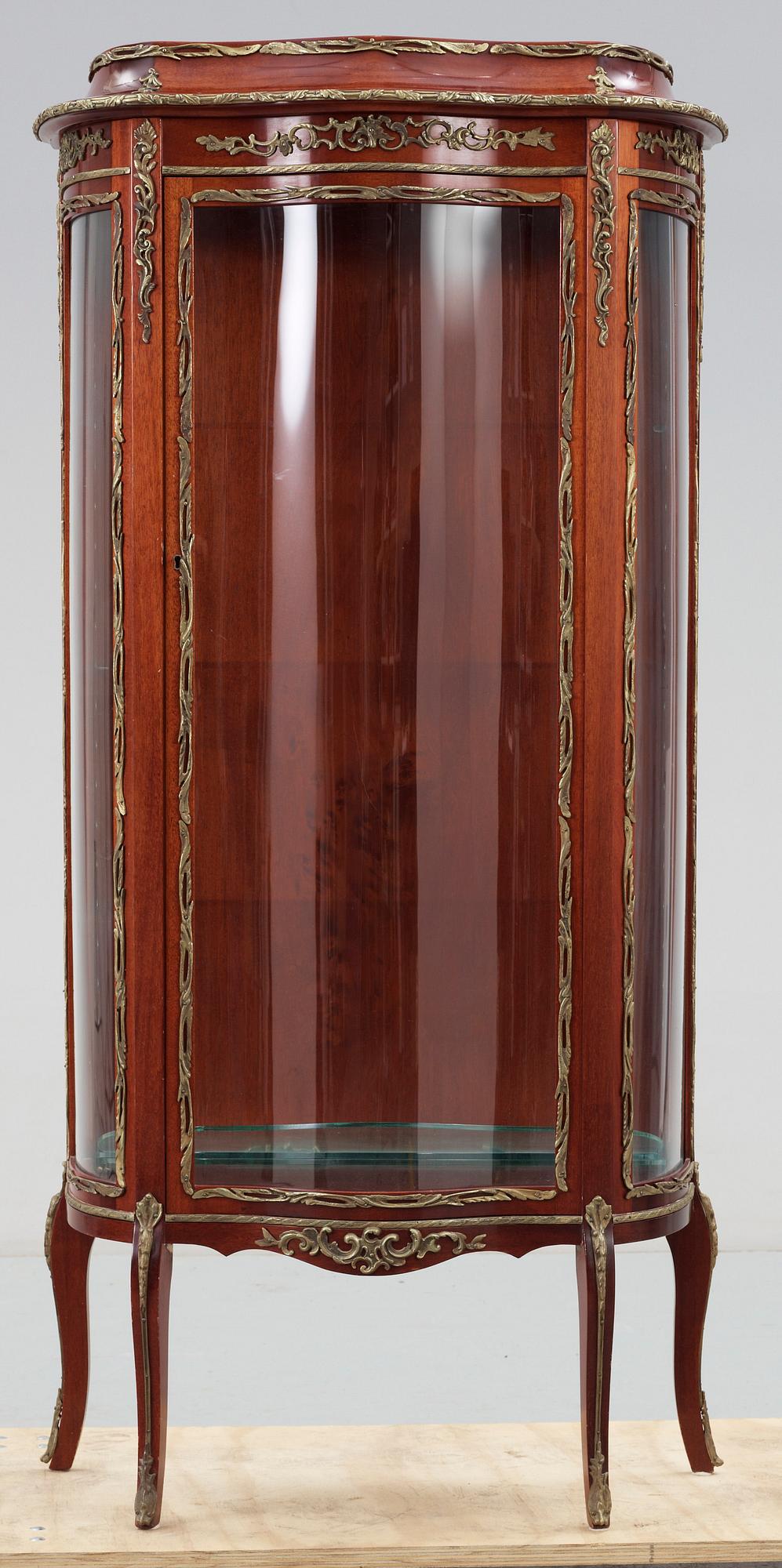 VITRINSKÅP, Louis XV-stil, 1900-talets andra hälft.