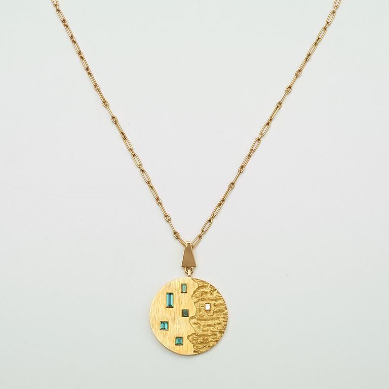 A John Rørvig 18k pendant and 14k chain, Denmark. Vikt tillsammans 61 g.