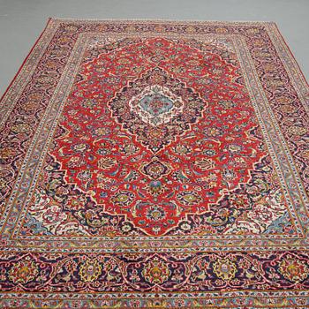 A carpet, Kashan, ca 318 x 206 cm.