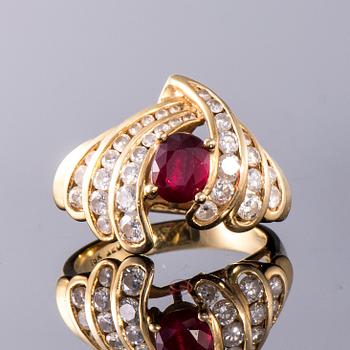 RING, 18K guld, rubin, briljantslipade diamanter. Sovjetunionen. Vikt ca 6,8 g.