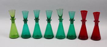 FLASKOR MED SNAPSGLAS, sk Jungfrur, 7 st, glas. 1900-tal.