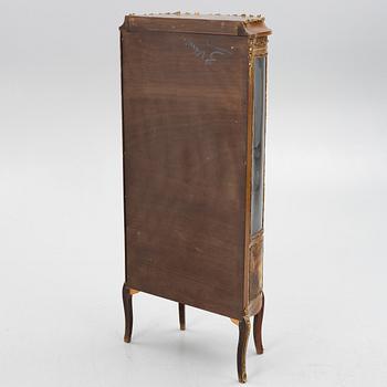 Vitrinskåp, Louis XV-stil, 1900-tal.