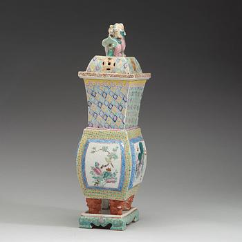 A large porcelain censer with cover and stand, Qing dynasty, 19th Century.