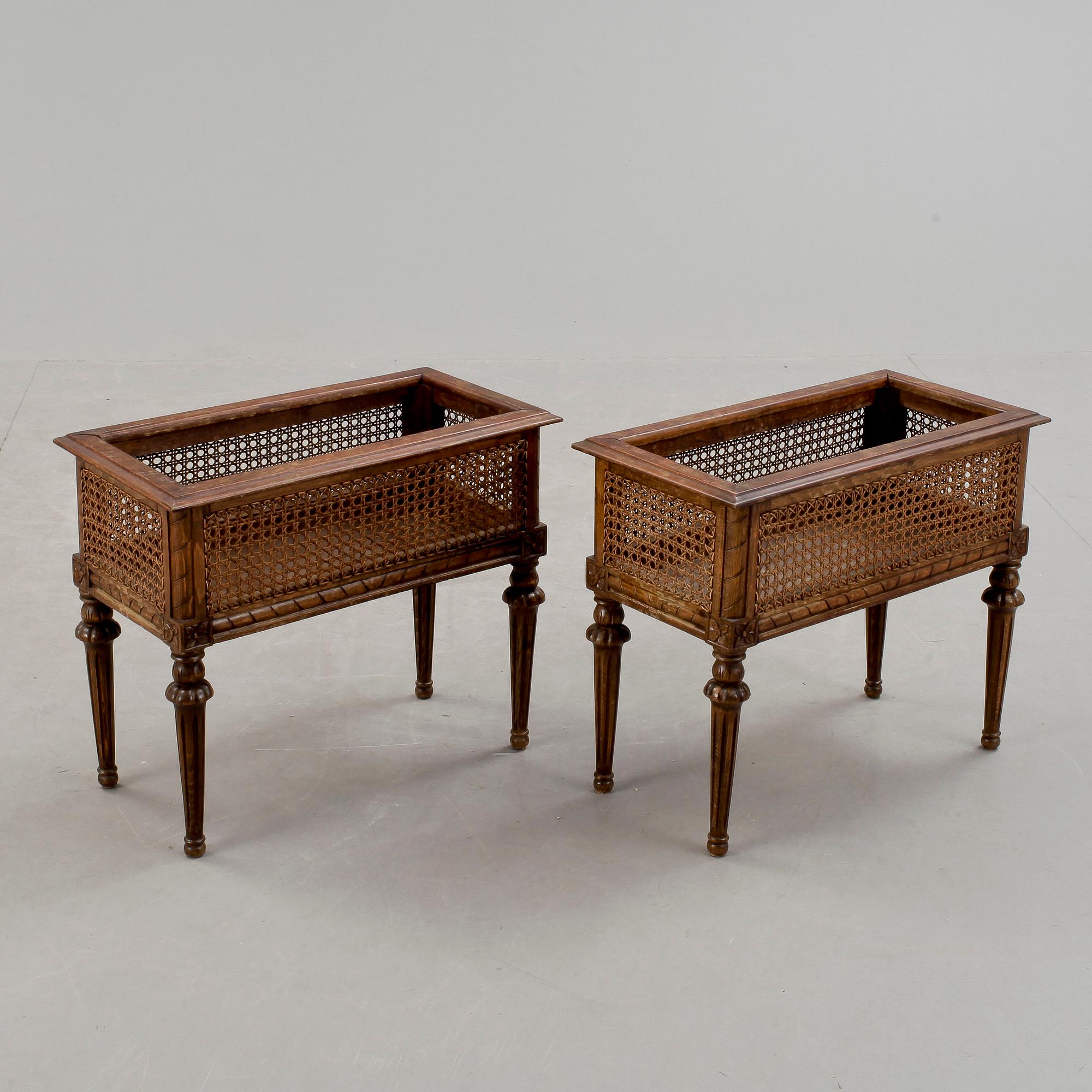 BLOMLÅDOR, ett par, Louis XVI-stil, 1900-talets andra hälft.