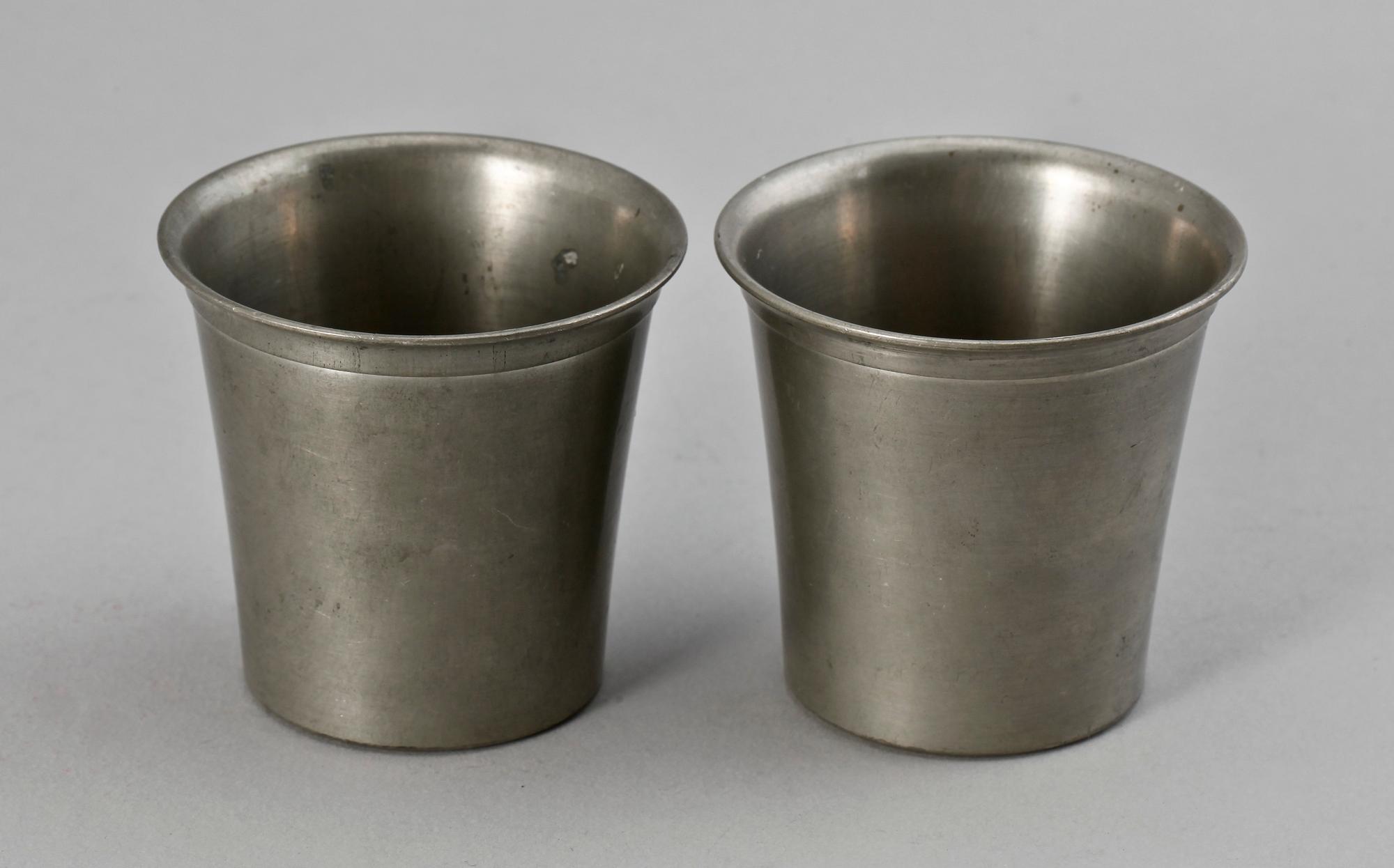 LJUSSTAKAR SAMT ett par BÄGARE, tenn, Firma Svenskt Tenn. 1926 resp 1930.