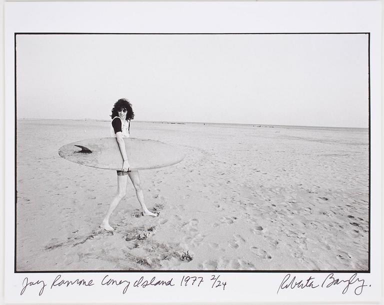 ROBERTA BAYLEY, "Joey Ramone, Coney Island, 1977", signerad Roberta Bayley och numrerad 2/24.