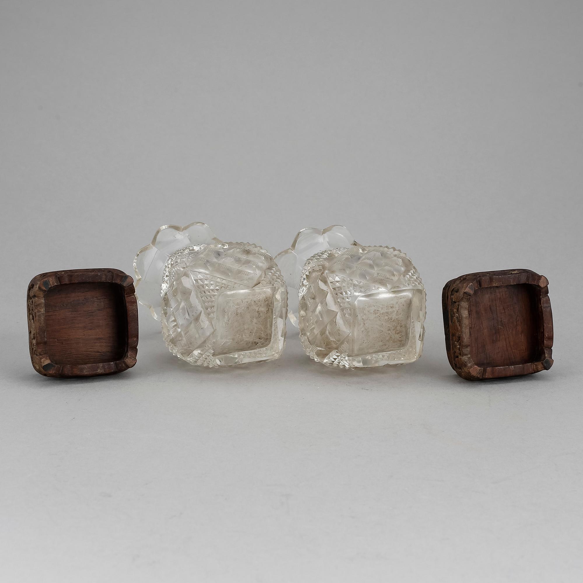 VASER, ett par, glas. Kina för europeisk marknad. 1900-tal.