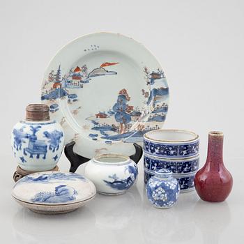 A group of Chinese porcelain, 18th/19th cenury. (7 pieces).
