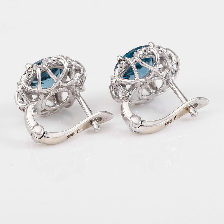 ÖRHÄNGEN, 1 par, 14K vitguld, blå topaser och diamanter.