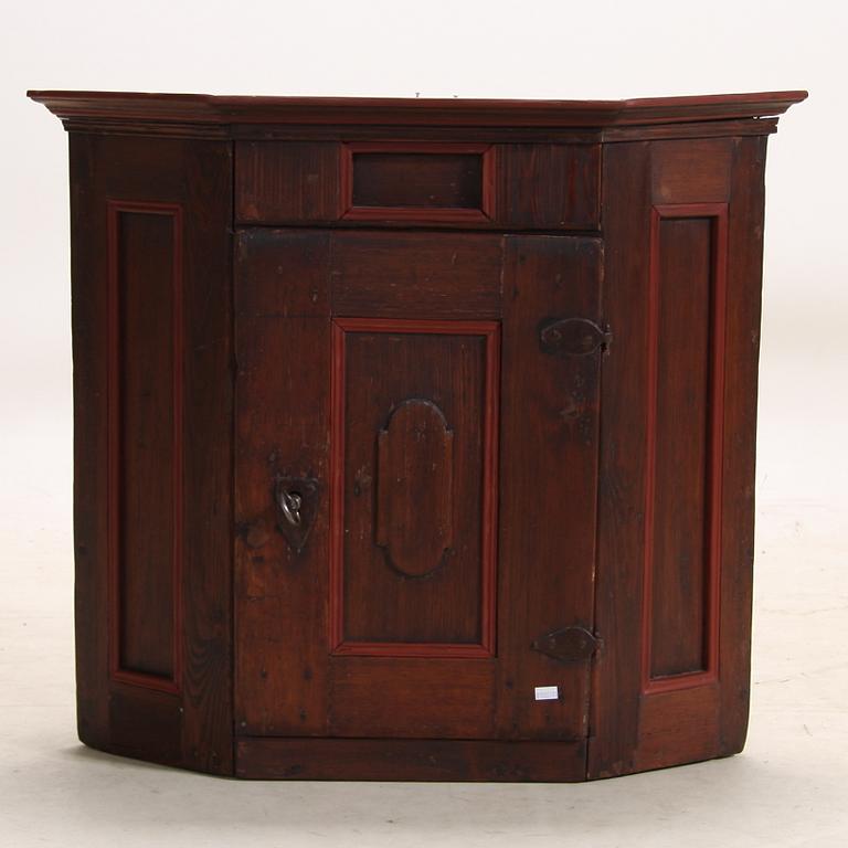 HÖRNSKÅP, allmoge, 1800-tal.