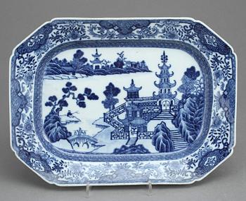 STEKFAT, 2 st, Kina, kompaniporslin, Qingdynastin, Qianlong (1736-1795).