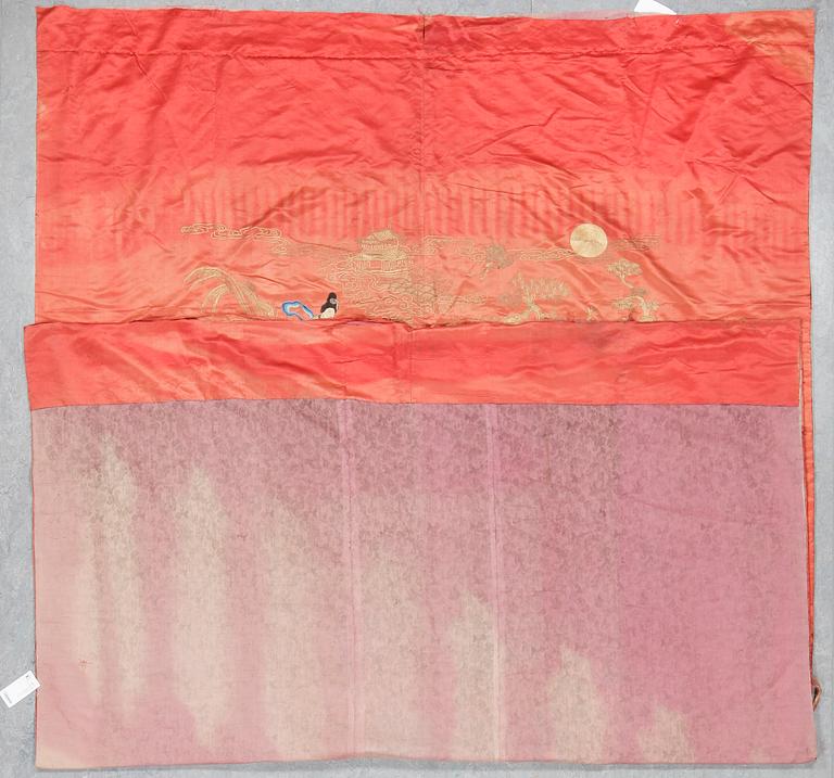 DRAPERI, broderat siden. Kina, tidigt 1900-tal.