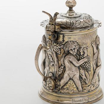 A sterling silver tankard, maker's mark of John Langlands I och John Goodrick, Newcastle, 1755/56.