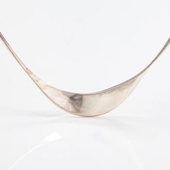 Pekka Piekäinen, Halsband, sterlingsilver. Platinoror, Åbo 2009.