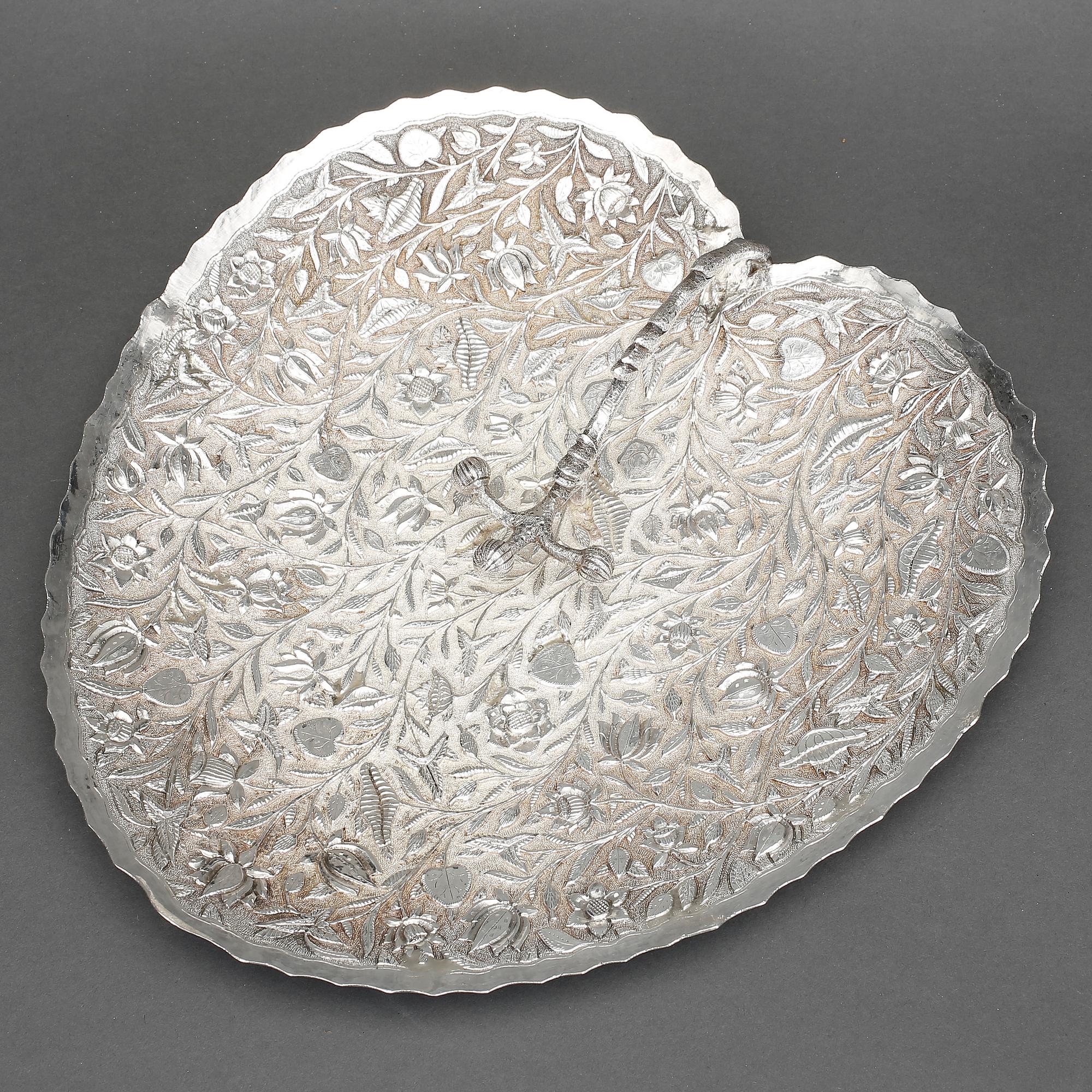 UPPLÄGGNINGSFAT, silver, 1900-talets förra hälft. Vikt ca 617 gram.