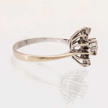 Ring 18K vitguld med rund briljantslipad samt runda enkelslipade diamanter.