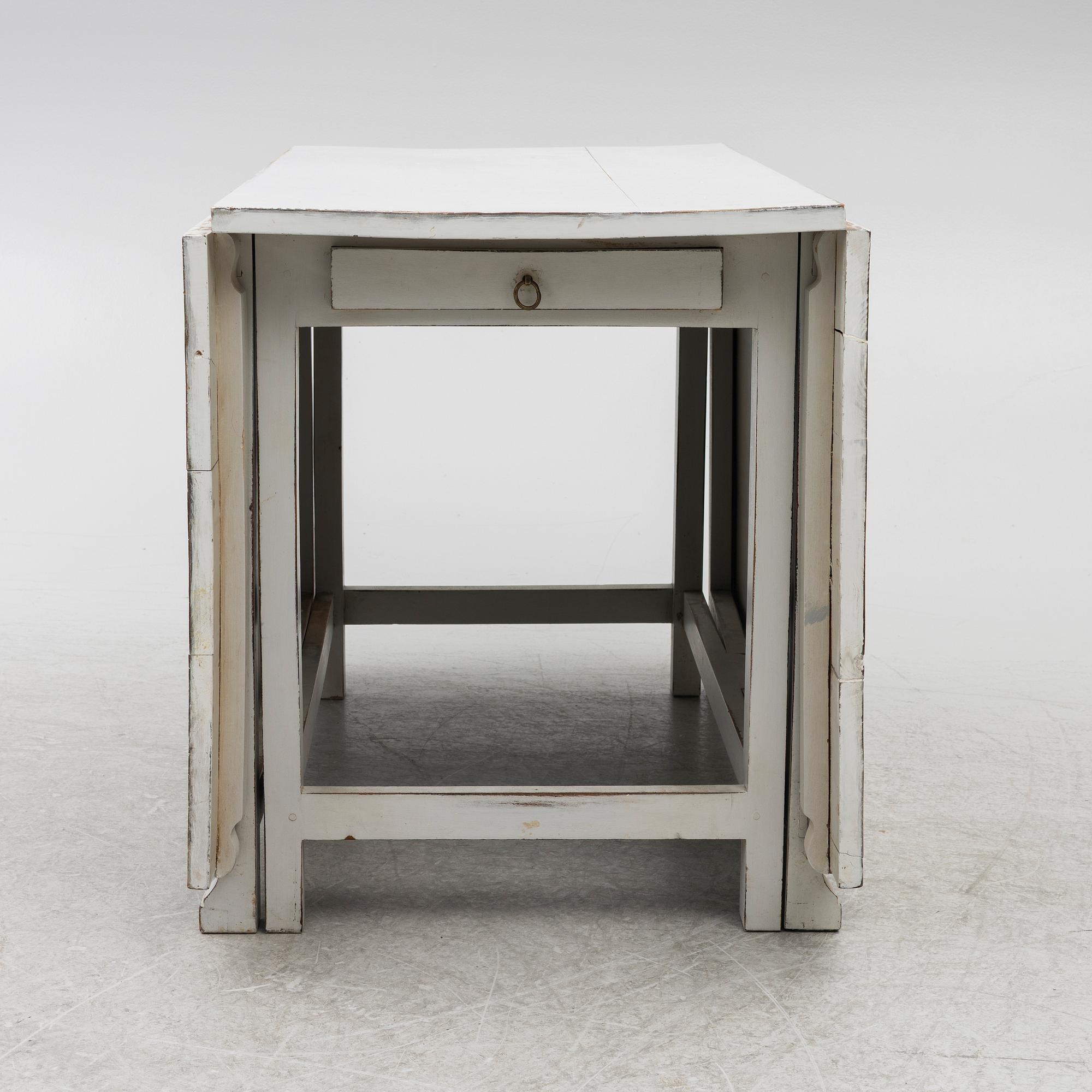 A drop-leaf table, 19th century.